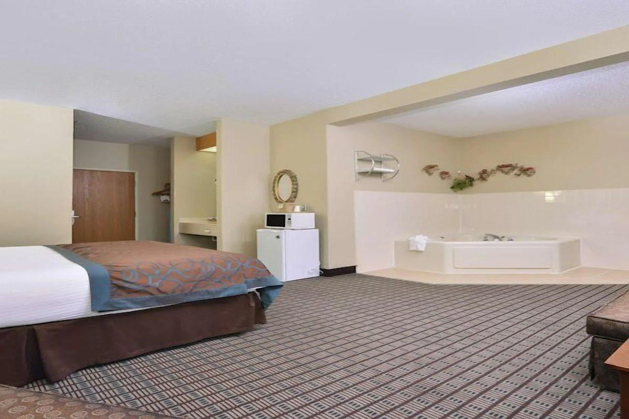 Regency Inn Geneseo Il I-80 Exterior photo